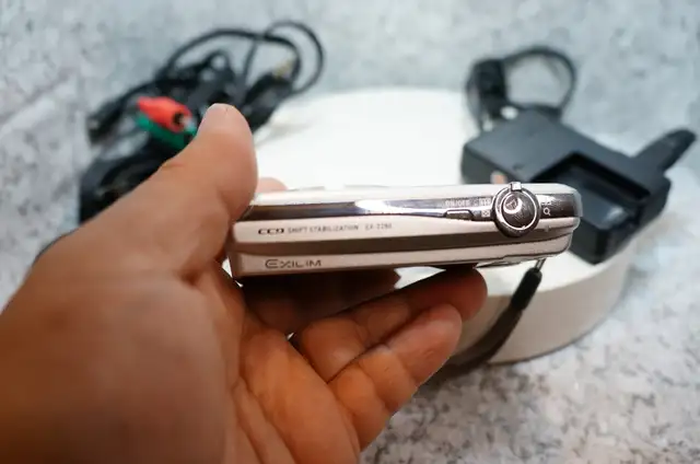 Casio Exilim EX-Z280 12.1 Mp Point & Shoot Camera - Photo 5