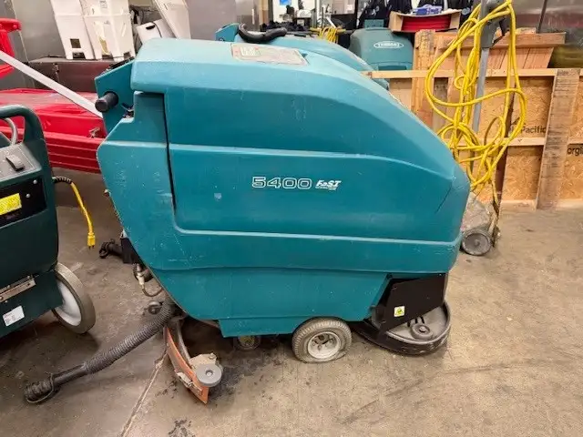 Pre-Owned Tennant 5400 Floor Scrubber – 24"