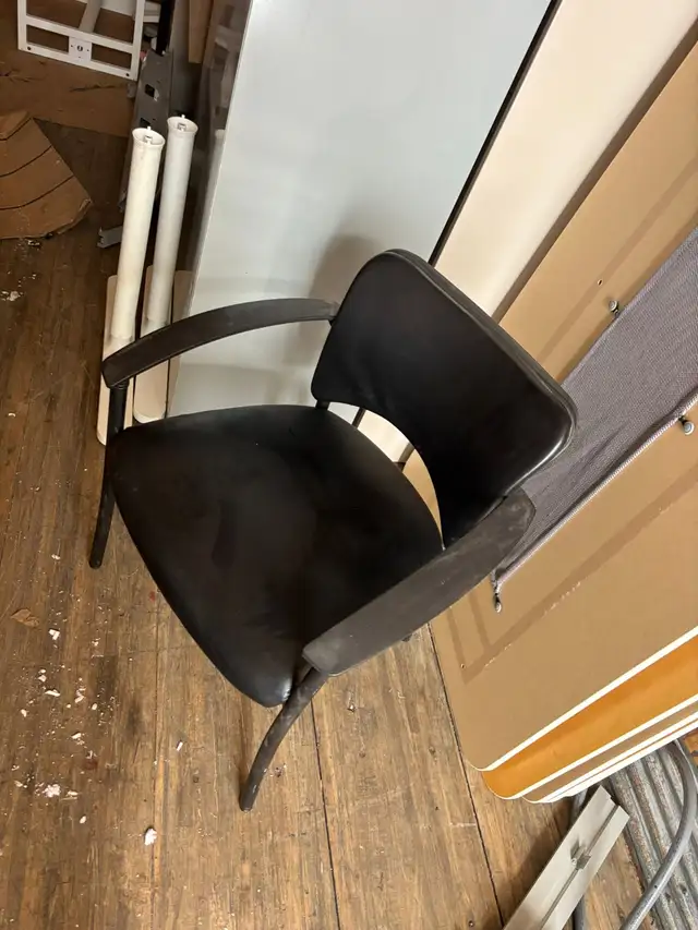 Teknion Amicus Visitor Leather Chairs – Excellent Condition!