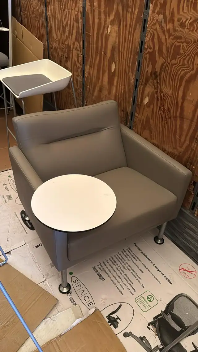 Steelcase Coalesse Single Seater with Removable Tray! - Photo 2