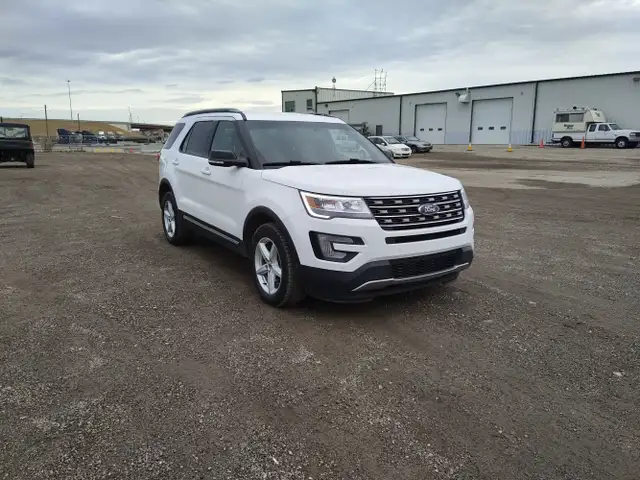 2017 Ford Explorer - Photo 2