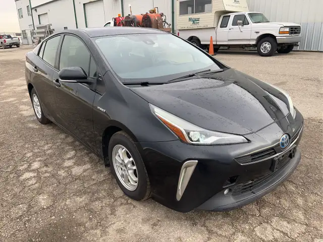 2019 Toyota Prius - Photo 2