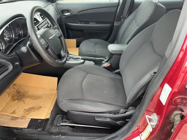 2014 Chrysler 200 - Photo 14