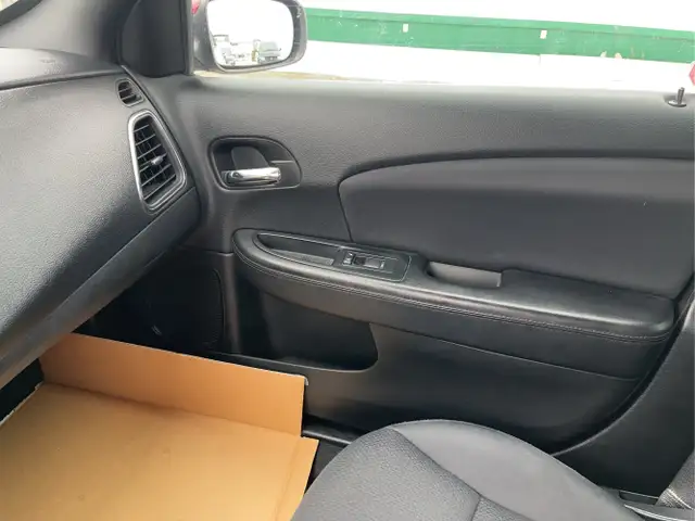 2014 Chrysler 200 - Photo 17