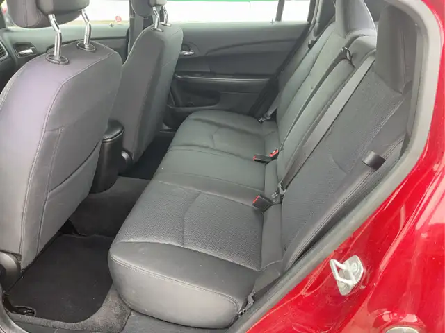 2014 Chrysler 200 - Photo 18