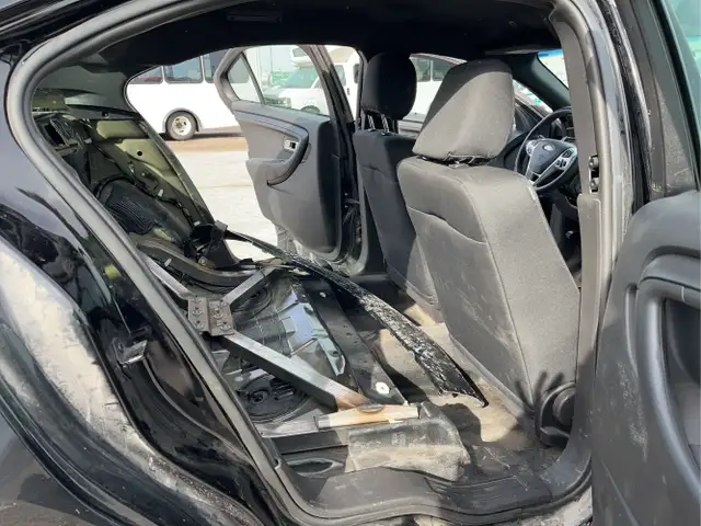 2017 Ford Taurus - Photo 19