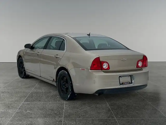 2008 Chevrolet Malibu LS / FWD - Photo 4