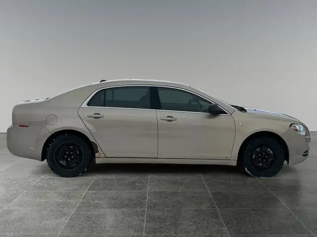 2008 Chevrolet Malibu LS / FWD - Photo 8