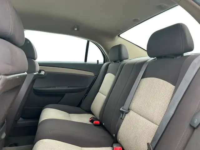 2008 Chevrolet Malibu LS / FWD - Photo 18