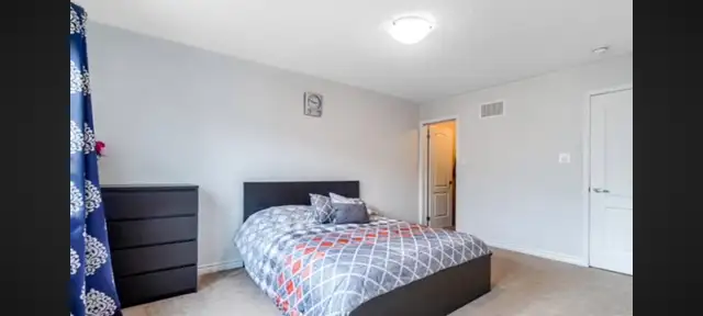 Shared Master bedroom in Brampton Townhome - Photo 2