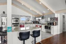 Beautifully Updated 5bdrm Family Home sitting on prime 2.5acres - Photo 3