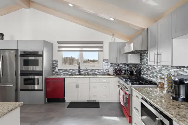 Beautifully Updated 5bdrm Family Home sitting on prime 2.5acres - Photo 4