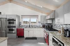 Beautifully Updated 5bdrm Family Home sitting on prime 2.5acres - Photo 4