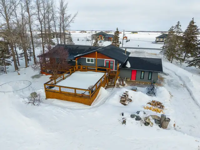 Beautifully Updated 5bdrm Family Home sitting on prime 2.5acres - Photo 10