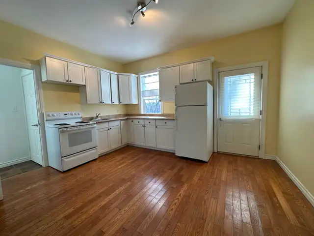 Stunning Main Floor Apartment Close To It All - Photo 3