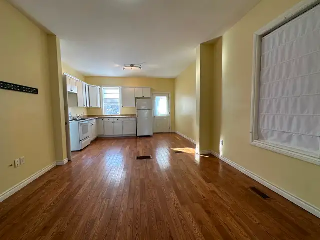 Stunning Main Floor Apartment Close To It All - Photo 4