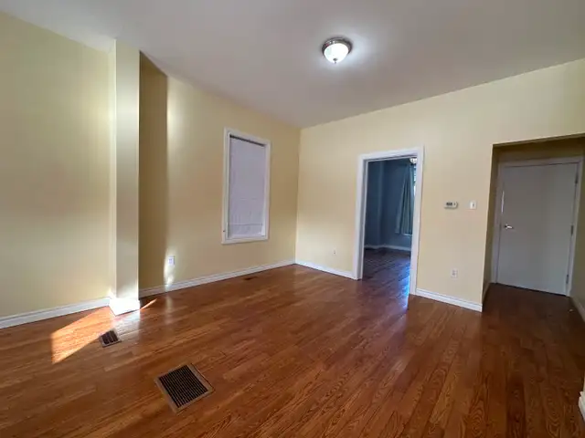 Stunning Main Floor Apartment Close To It All - Photo 5