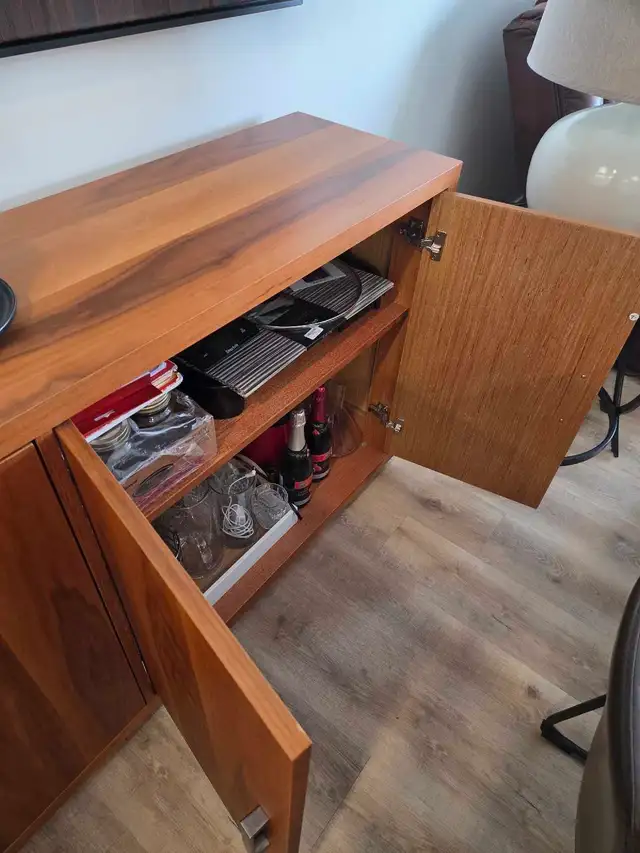 Beautiful Side Board/Hallway Cabinet - Photo 8