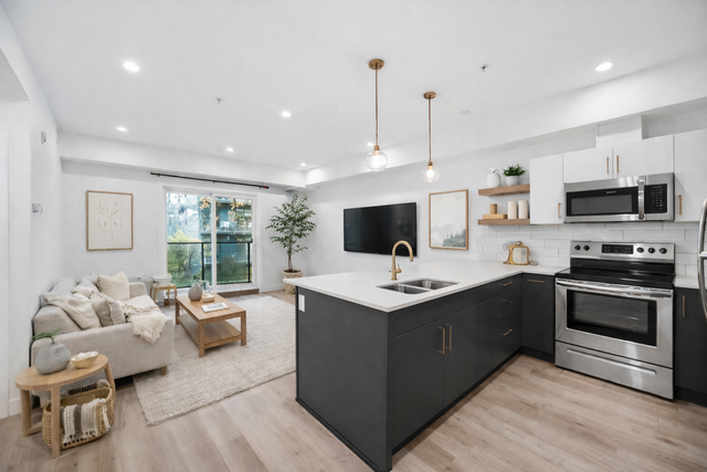 Stunning 2 Bedroom Apartment! Fitness Centre Included! - Photo 2