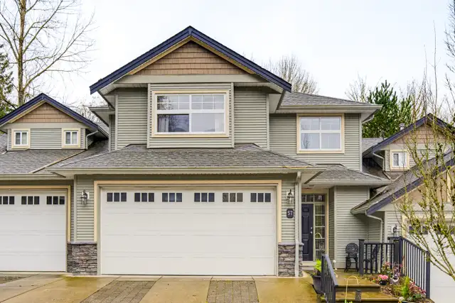 Spacious 4 Bed Townhome w/ Walkout Basement – King’s Gate