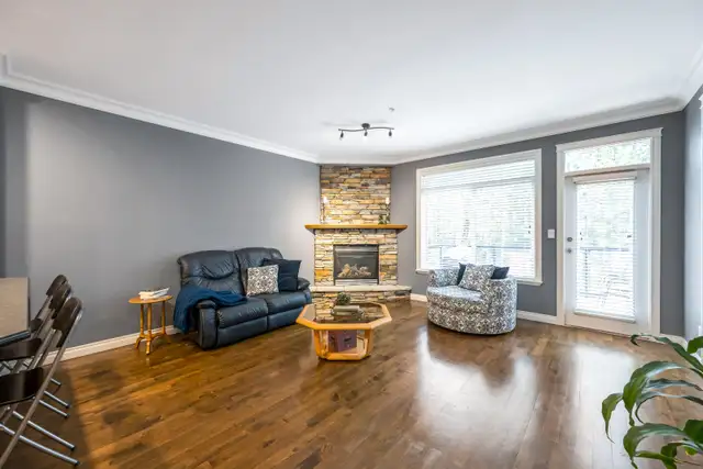 Spacious 4 Bed Townhome w/ Walkout Basement – King’s Gate - Photo 2