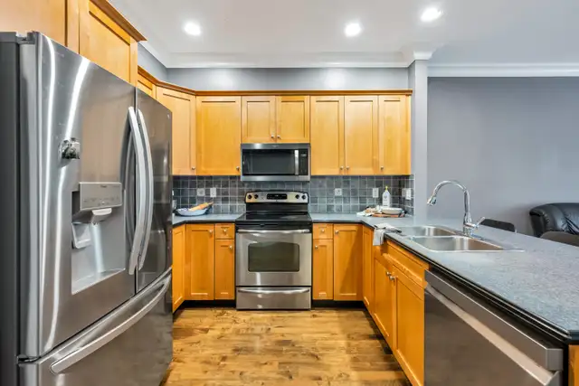 Spacious 4 Bed Townhome w/ Walkout Basement – King’s Gate - Photo 4