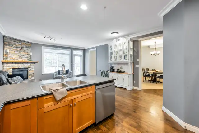 Spacious 4 Bed Townhome w/ Walkout Basement – King’s Gate - Photo 5