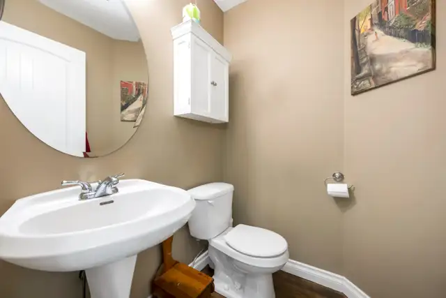 Spacious 4 Bed Townhome w/ Walkout Basement – King’s Gate - Photo 10