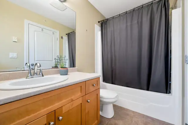 Spacious 4 Bed Townhome w/ Walkout Basement – King’s Gate - Photo 14