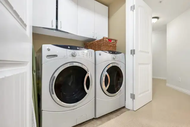 Spacious 4 Bed Townhome w/ Walkout Basement – King’s Gate - Photo 17