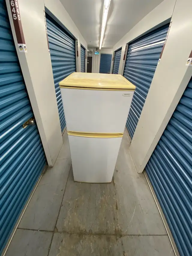 24 INCH WHITE REFRIGERATOR