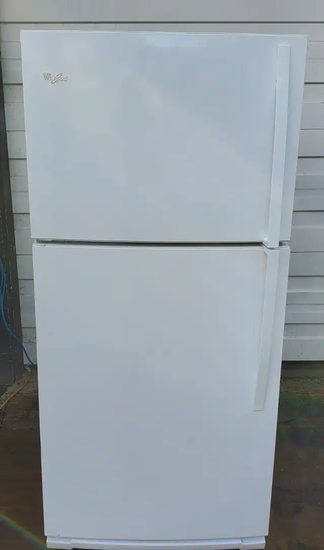 Whirlpool mid size fridge - Very Good Condition, cold