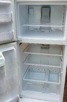 Whirlpool mid size fridge - Very Good Condition, cold - Photo 3