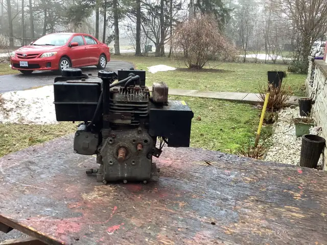 5 HP BRIGGS AND STRATTON ENGINE - Photo 2