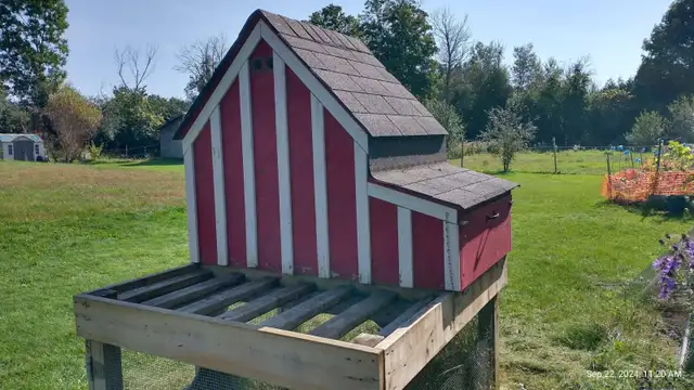 CHICKEN COOP - Photo 2