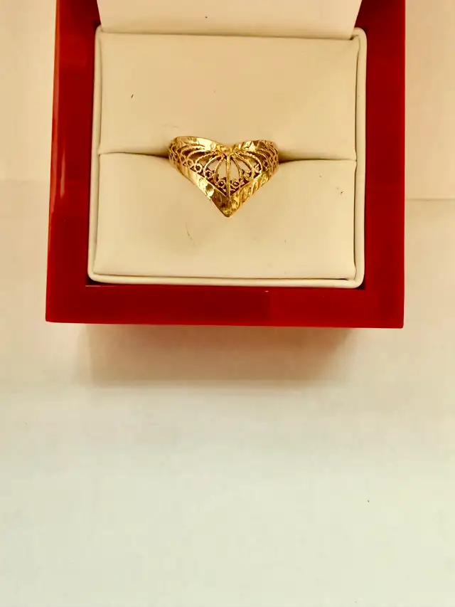 Women's 10K Gold V Ring~Size 6