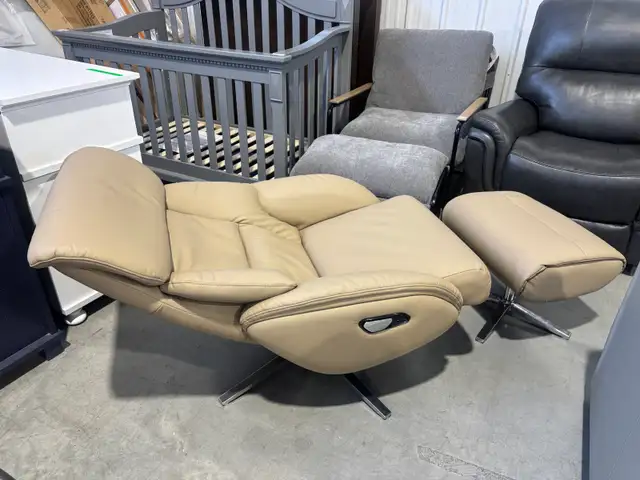 Taupe leather manual recliner with ottoman - Photo 2
