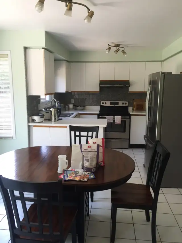 upstairs room (clean/bright) Dundas/Winston Churchill