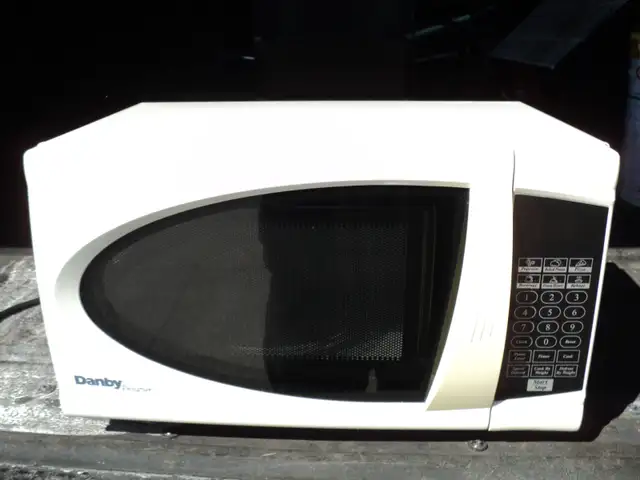Danby 700 Watt Microwave ~ CLEAN & WORKS GREAT ~ $20 Calls Only!