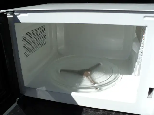 Danby 700 Watt Microwave ~ CLEAN & WORKS GREAT ~ $20 Calls Only! - Photo 2