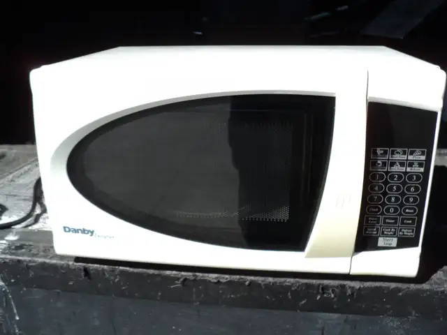 Danby 700 Watt Microwave ~ CLEAN & WORKS GREAT ~ $20 Calls Only! - Photo 3