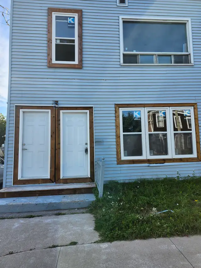 588 Harding W - 3BR West, W/D, close to amenities - Photo 2