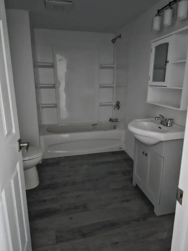 588 Harding W - 3BR West, W/D, close to amenities - Photo 10