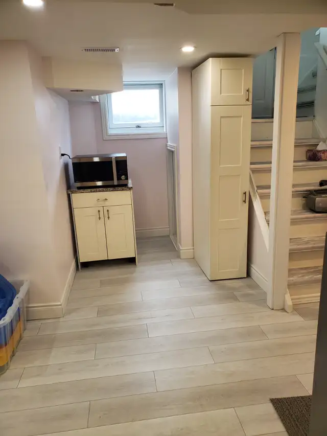 1 Bed  OFFICE Large, Clean, Bright, Priv Ent. - Photo 2