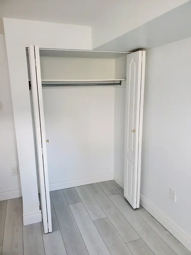 1 Bed  OFFICE Large, Clean, Bright, Priv Ent. - Photo 6