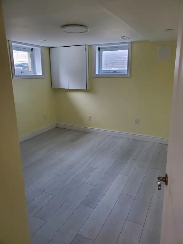 1 Bed  OFFICE Large, Clean, Bright, Priv Ent. - Photo 8