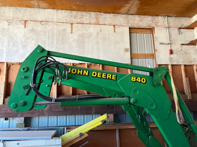 John Deere 840 loader
