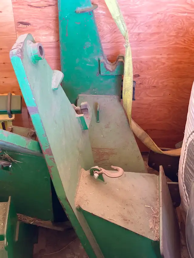 John Deere 840 loader - Photo 2