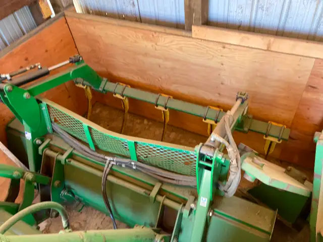 John Deere 840 loader - Photo 3