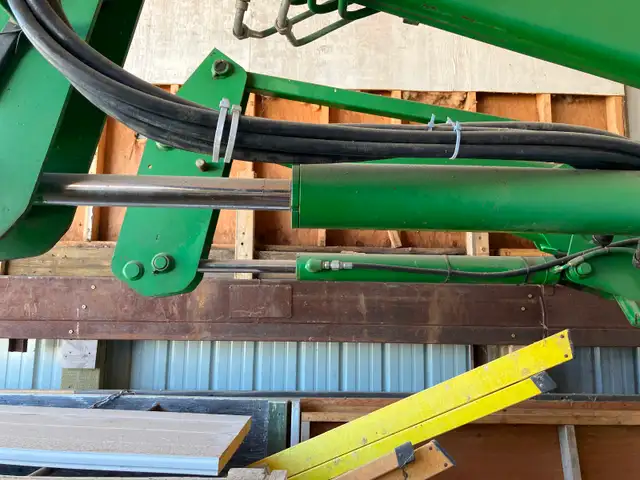 John Deere 840 loader - Photo 8